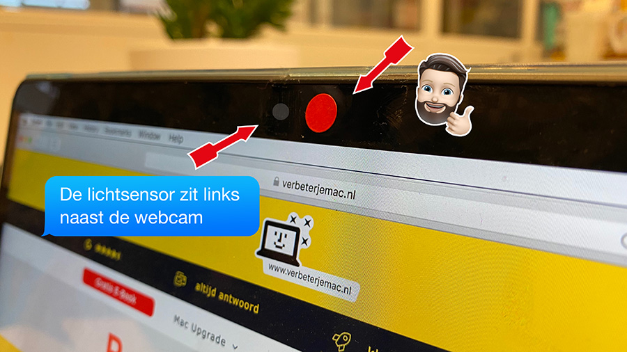 Plaats een klein rond stickertje over de webcam en laat de lichtsensor onbedekt. webcam afplakken