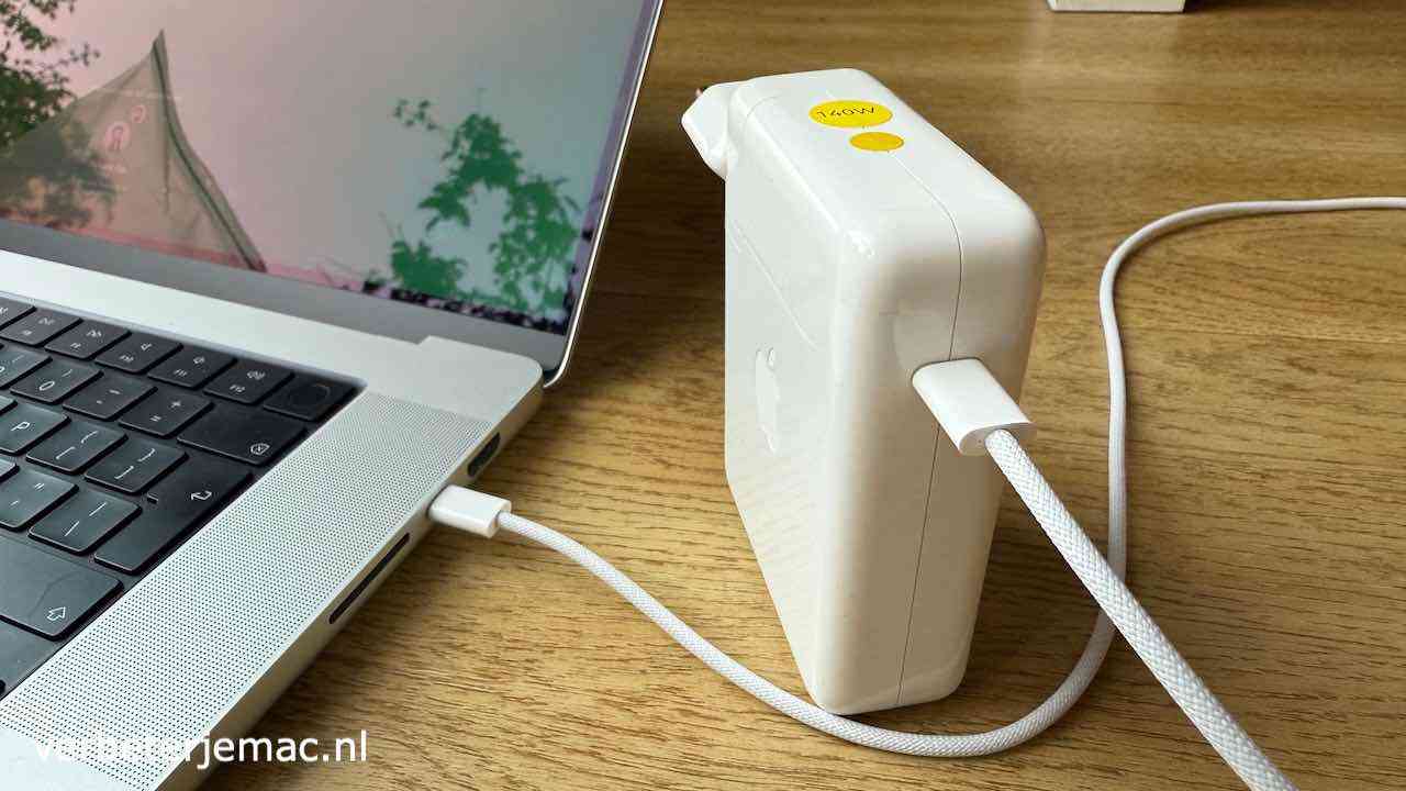 MacBook Pro aan de rechterkant opladen met USB-C-kabel