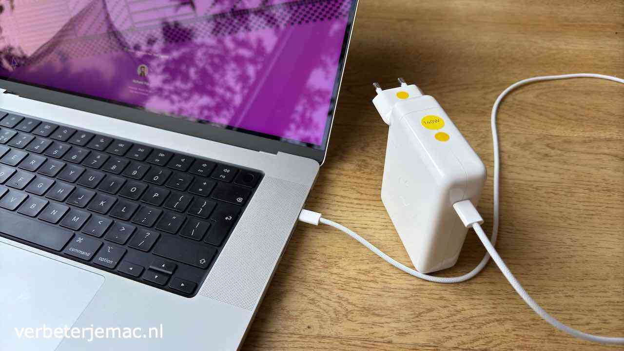 MacBook Pro aan de rechterkant opladen met USB-C-kabel