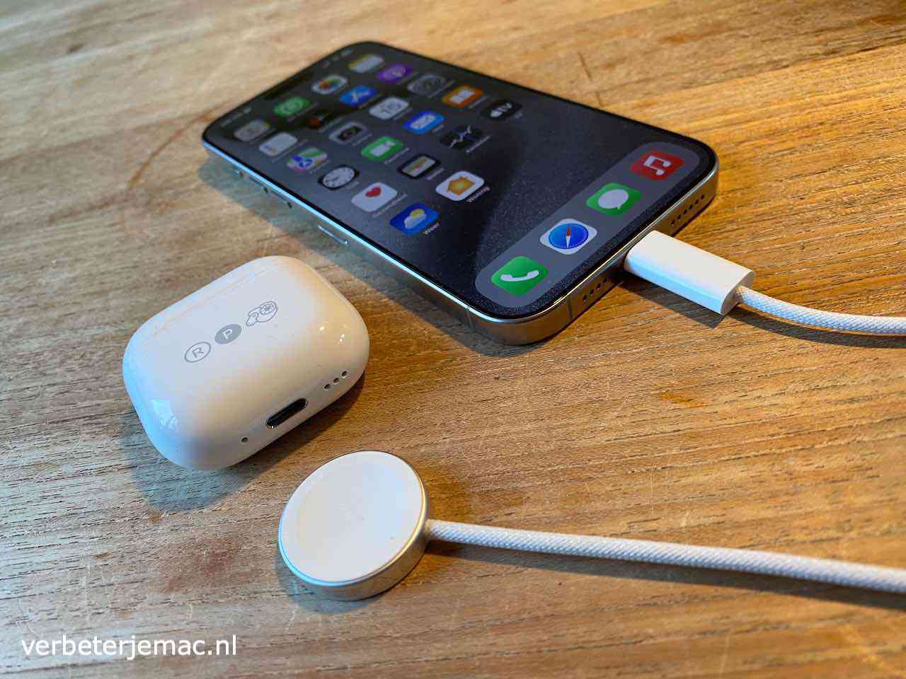 oortjes opladen met apple watch oplader via iPhone 