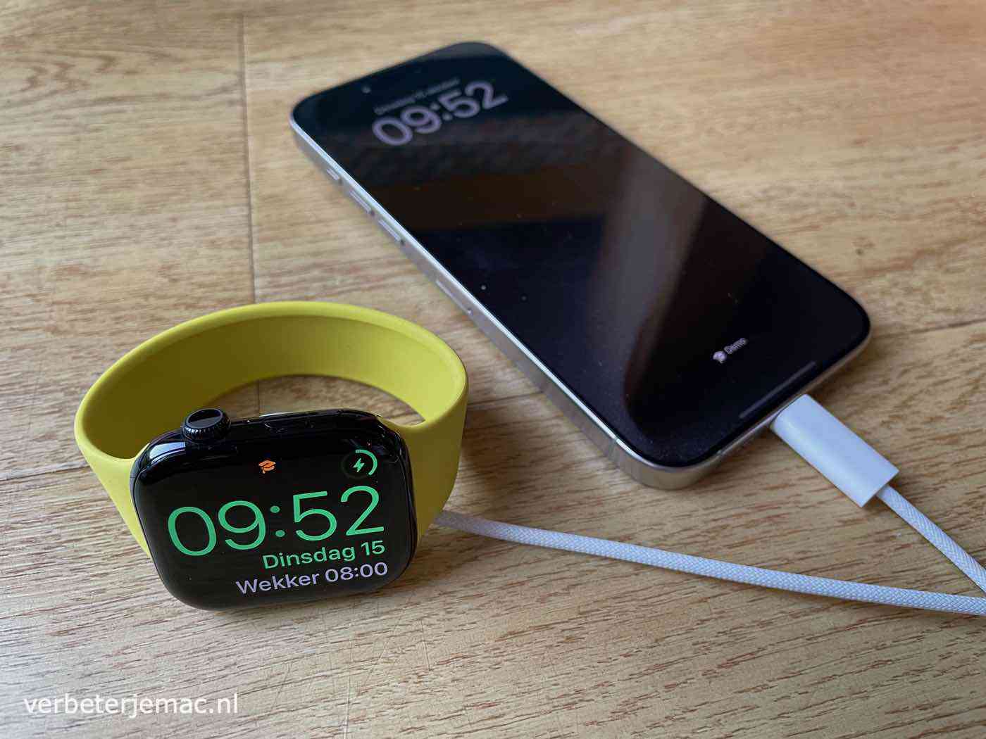 Apple Watch-oplader aan iPhone 