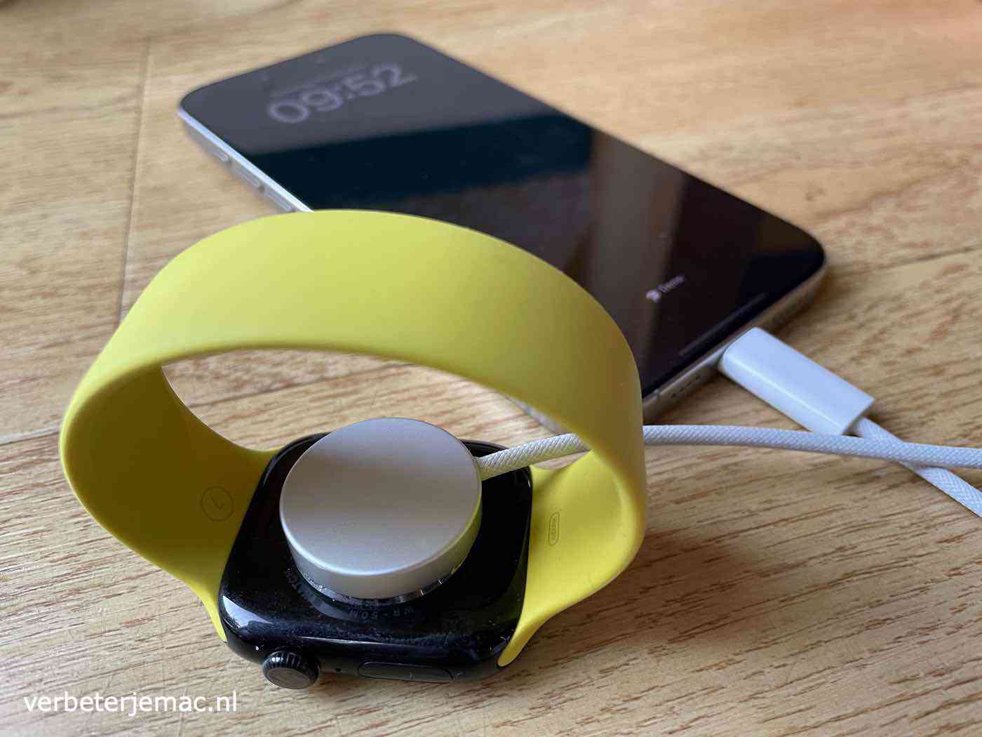 Apple Watch-oplader aan iPhone 