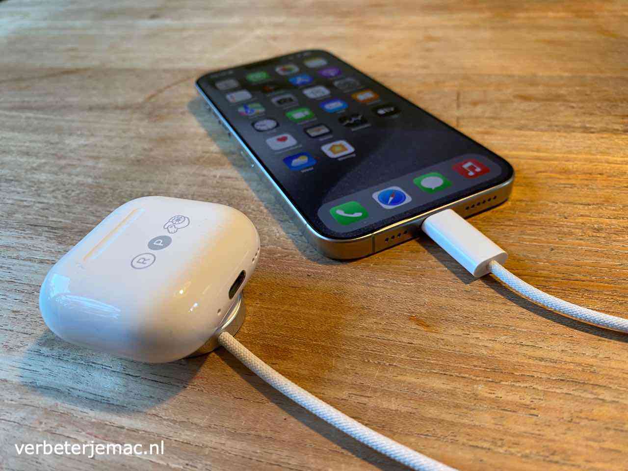 oortjes opladen met apple watch oplader via iPhone 